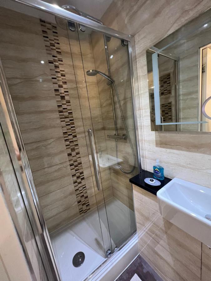 Luxury Double Room W/ Private Bathroom Единбург Екстер'єр фото